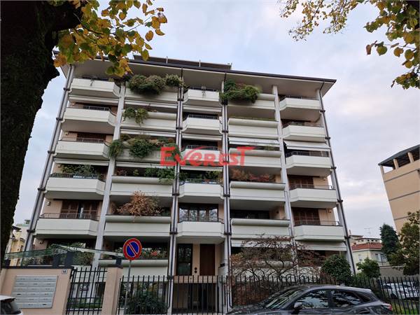 signorile bilocale in classe A, balconi e box auto