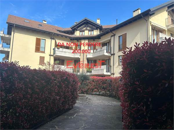 luminoso trilocale con doppi bagni e box auto